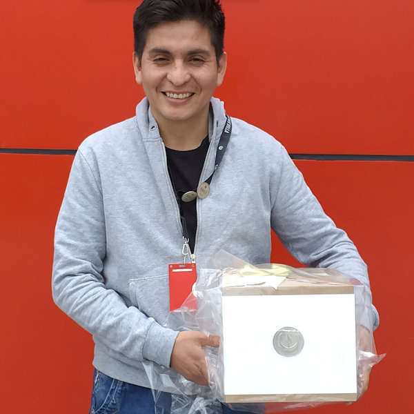 Cliente con regalo para bebé